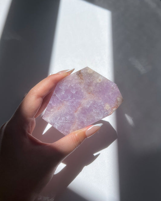 Lavender and quartz view of Faye slab showing internal crystalline clarity