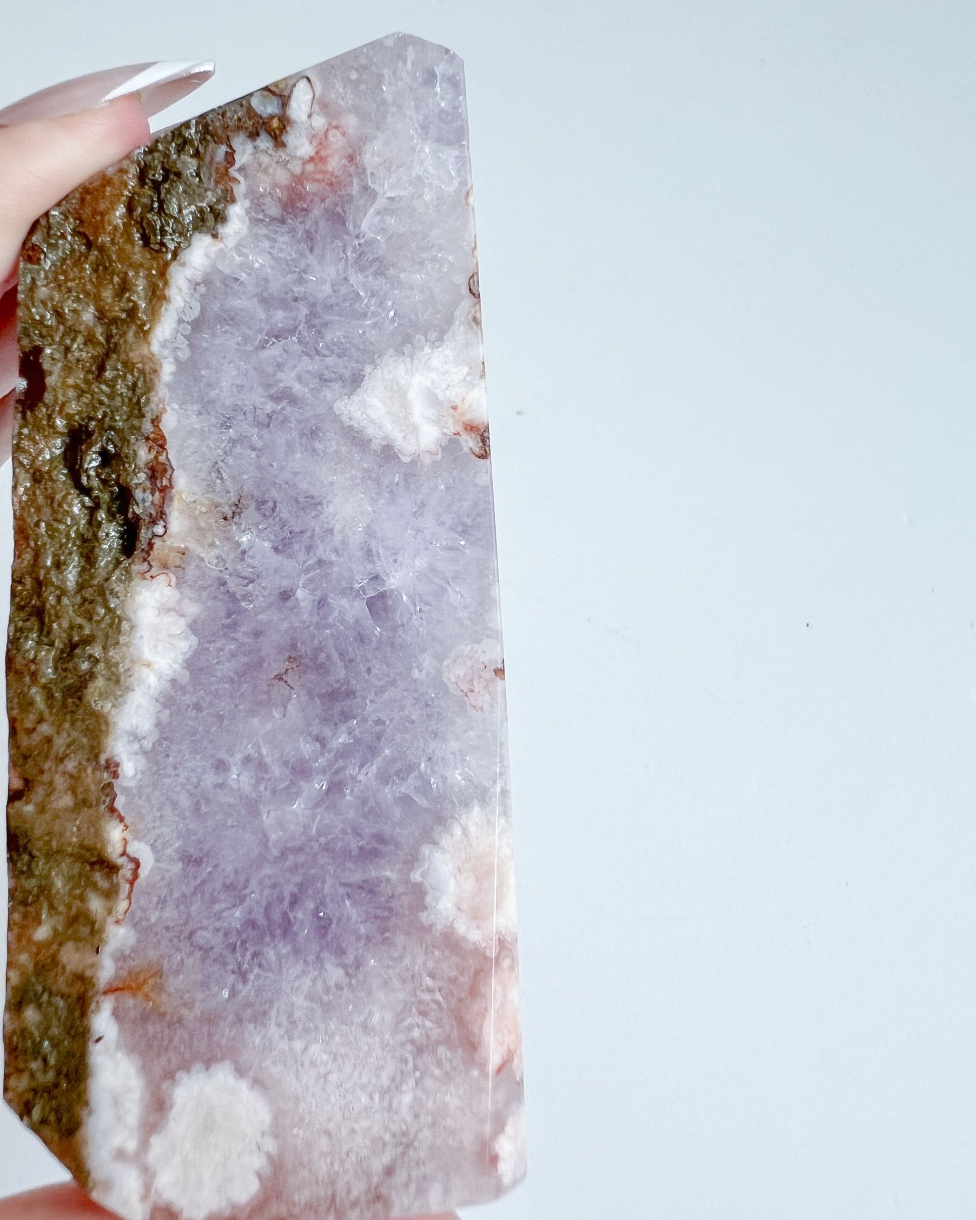 Close-up of Leia flower agate slab highlighting daisy-like sakura plumes