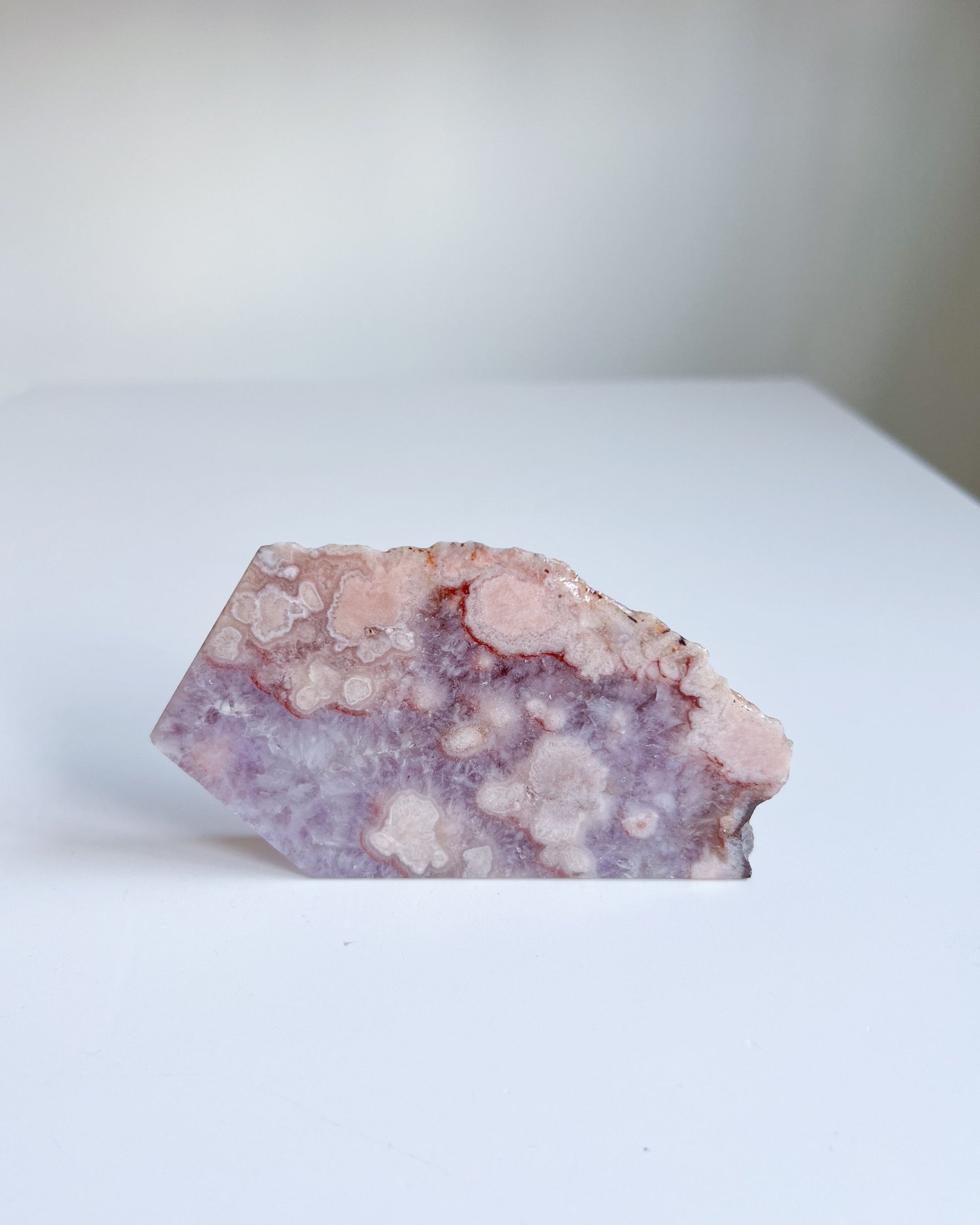 Naomi slab on side with vivid quartz flower blooms and red mineral tracing